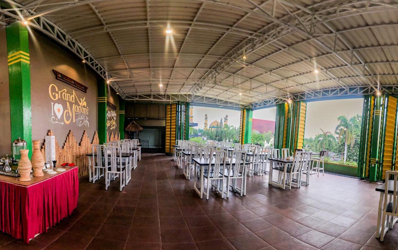 Grand Madani Hotel Mataram Kültér fotó