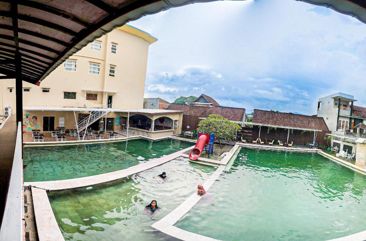 Grand Madani Hotel Mataram Kültér fotó