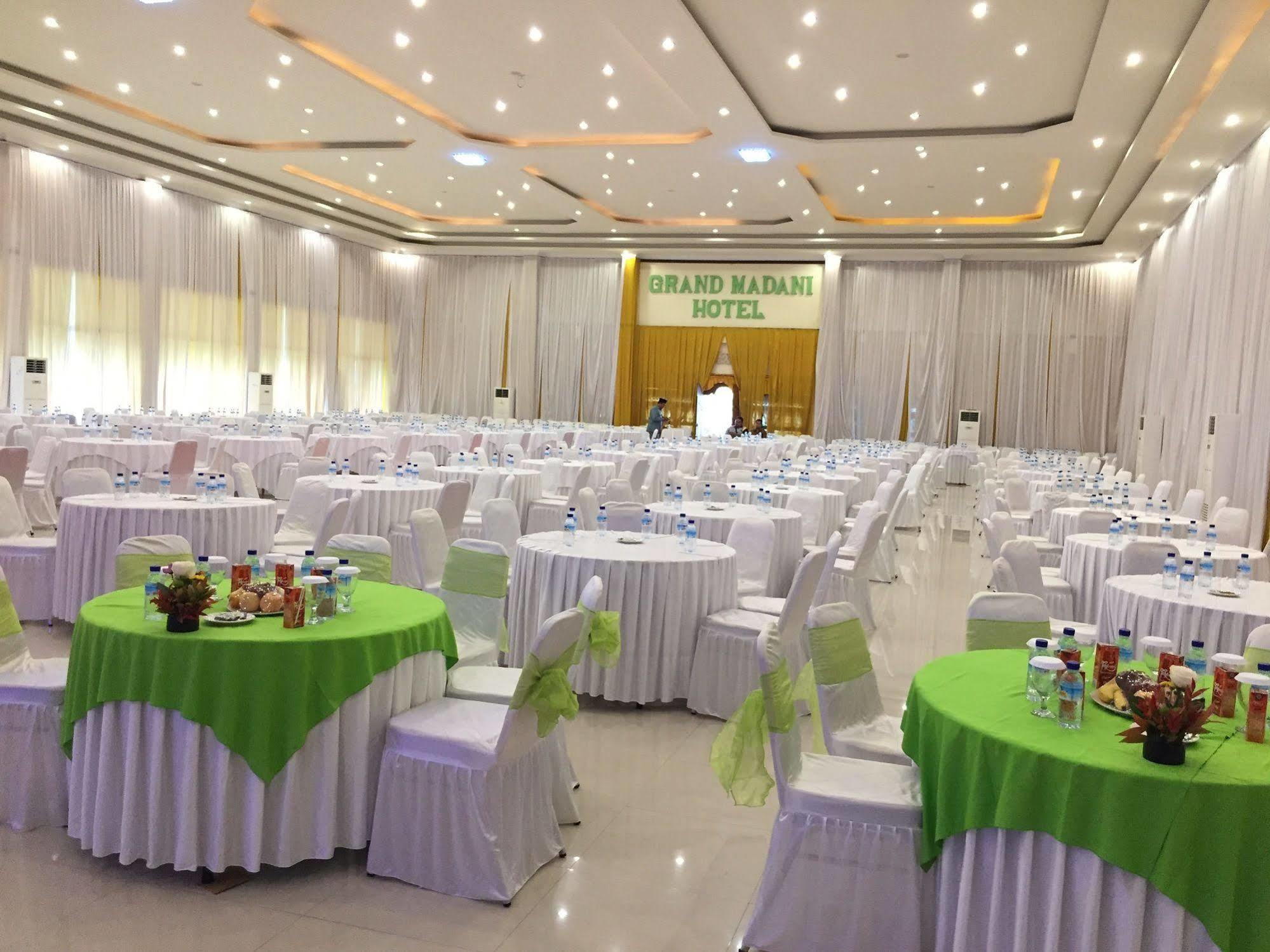 Grand Madani Hotel Mataram Kültér fotó