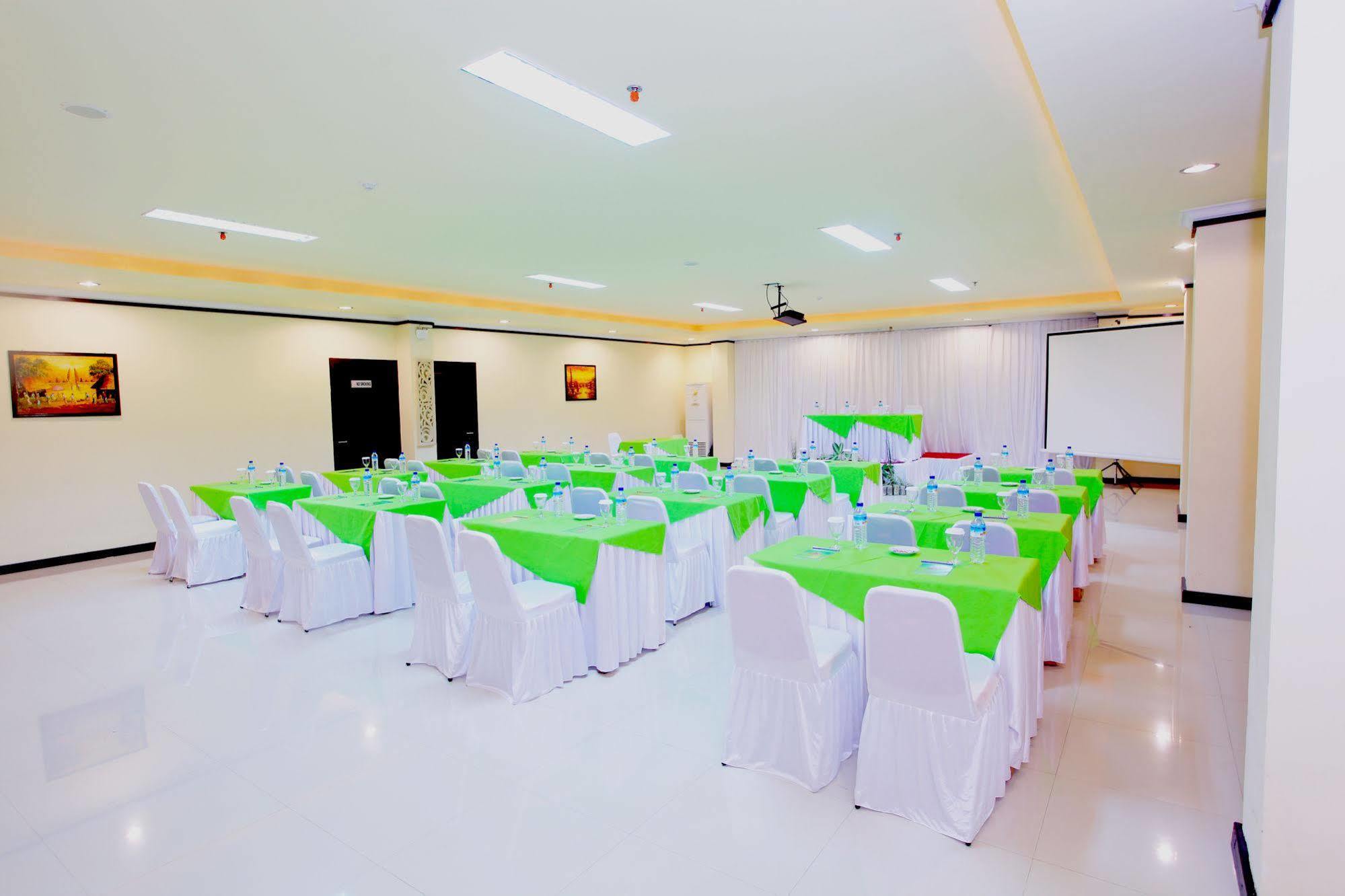 Grand Madani Hotel Mataram Kültér fotó