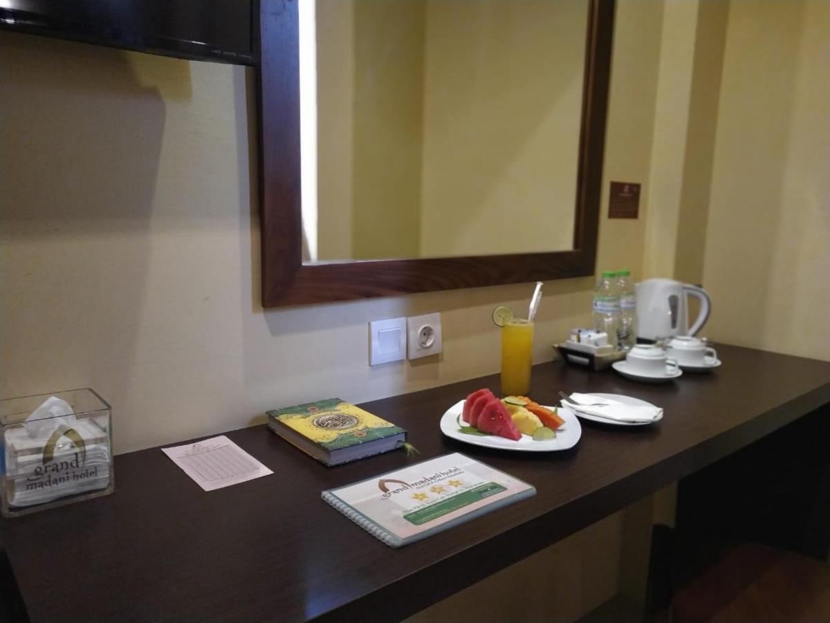 Grand Madani Hotel Mataram Kültér fotó